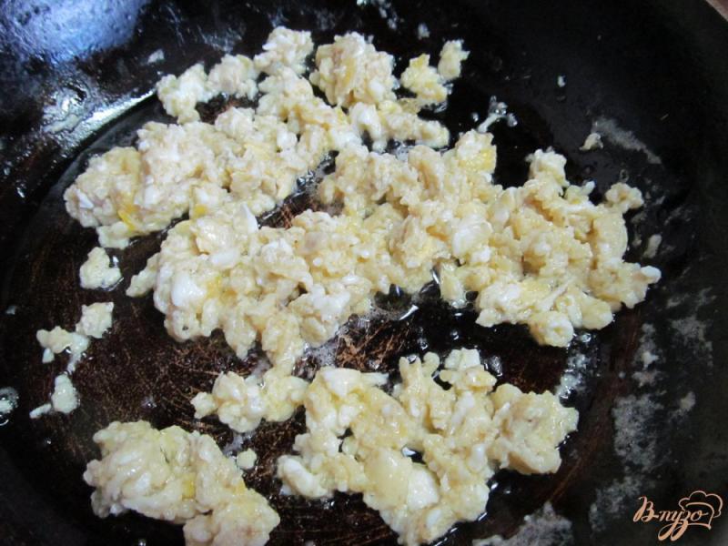 Фото приготовление рецепта: Сосиски в тесте с сыром и яйцом шаг №5