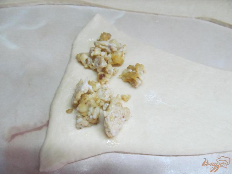 Фото приготовление рецепта: Сосиски в тесте с сыром и яйцом шаг №9