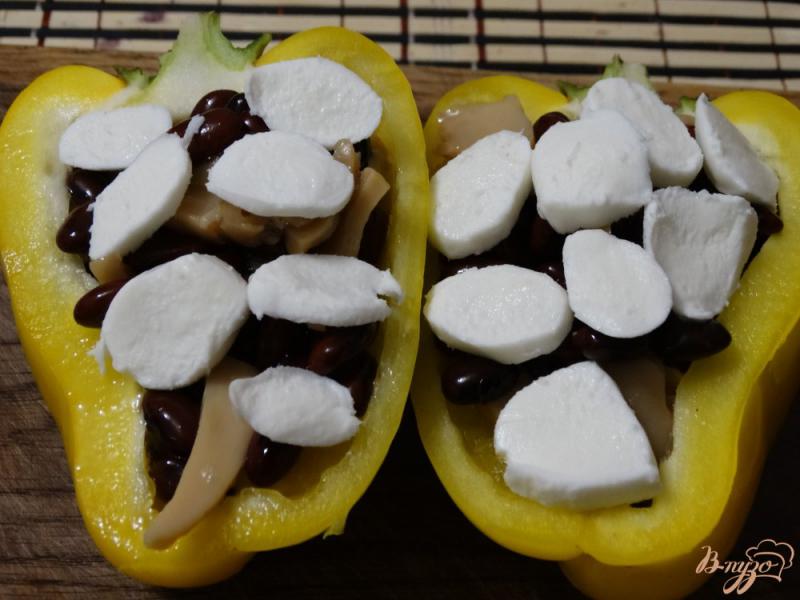 Фото приготовление рецепта: Перец фаршированный фасолью, грибами и моцареллой шаг №6