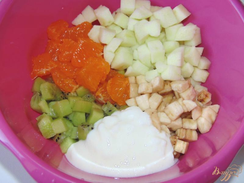 Фото приготовление рецепта: Фруктовый салат с йогуртом шаг №5