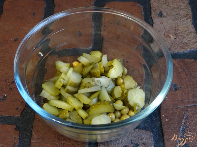 Фото приготовление рецепта: Зимний салат с солеными огурцами и горошком шаг №2