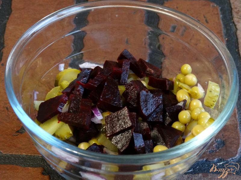 Фото приготовление рецепта: Зимний салат с солеными огурцами и горошком шаг №4