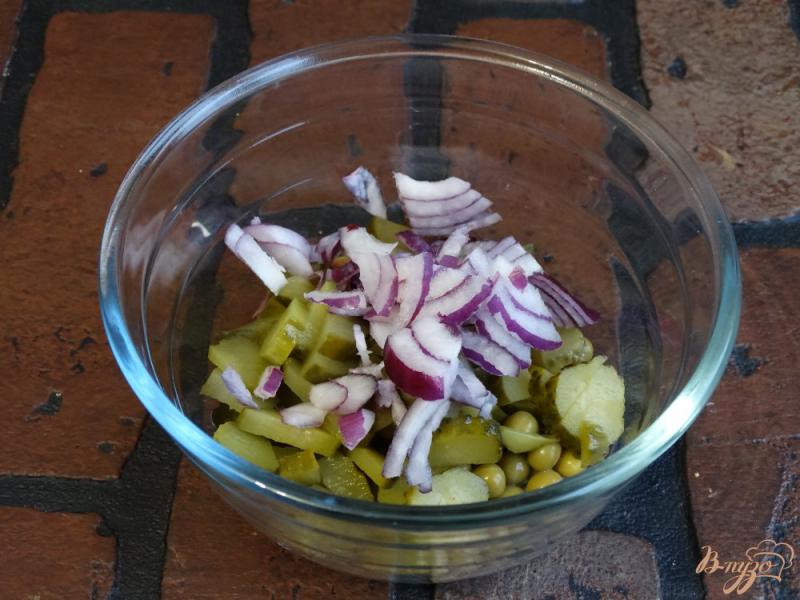 Фото приготовление рецепта: Зимний салат с солеными огурцами и горошком шаг №3