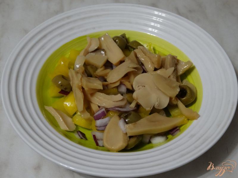Фото приготовление рецепта: Салат с шампиньонами, перцем и кресс-салатом шаг №4