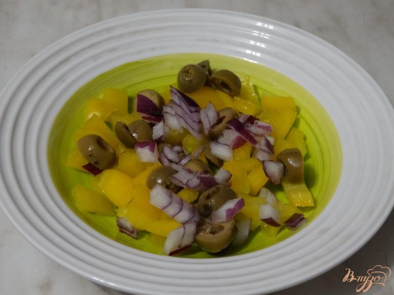 Фото приготовление рецепта: Салат с шампиньонами, перцем и кресс-салатом шаг №3