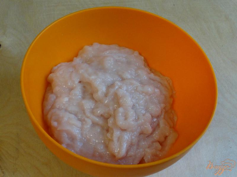 Фото приготовление рецепта: Тефтели в сметанно-чесночном соусе шаг №1