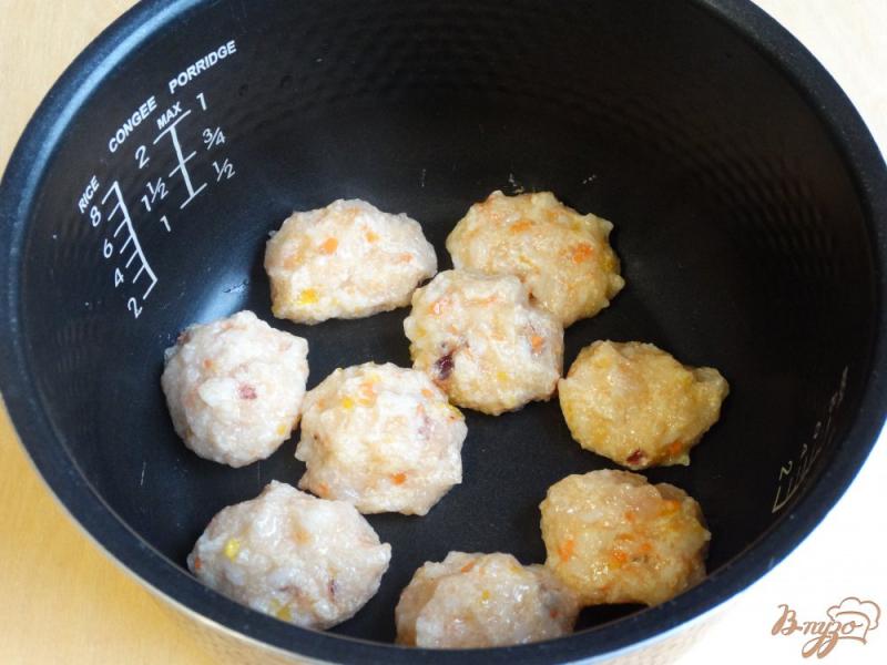 Фото приготовление рецепта: Тефтели в сметанно-чесночном соусе шаг №7