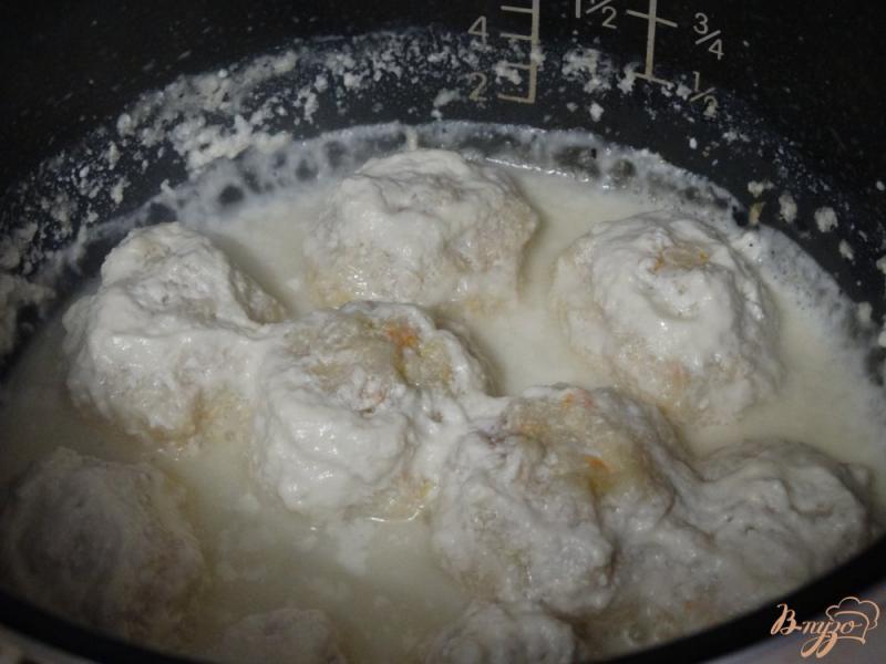 Фото приготовление рецепта: Тефтели в сметанно-чесночном соусе шаг №10