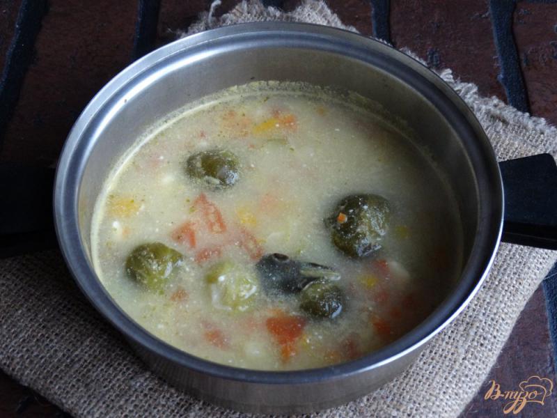 Фото приготовление рецепта: Сырный суп с брюссельской капустой шаг №7