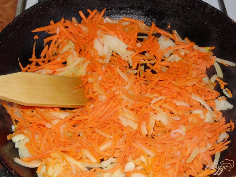 Фото приготовление рецепта: Баклажаны с луком и морковью шаг №4
