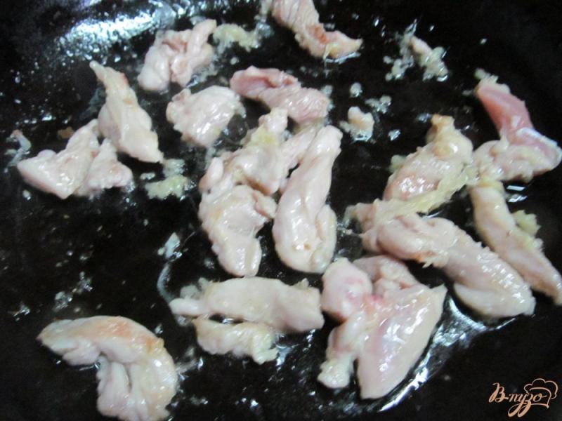 Фото приготовление рецепта: Курица якисоба шаг №2