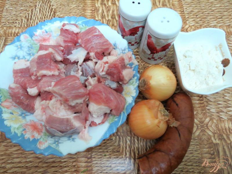 Фото приготовление рецепта: Мачанка из свинины с колбасой и сметаной шаг №1