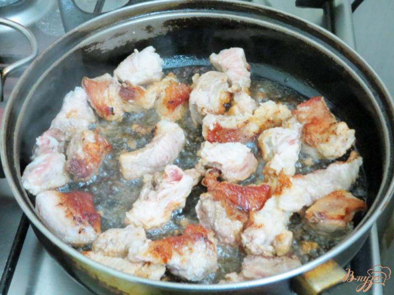 Фото приготовление рецепта: Мачанка из свинины с колбасой и сметаной шаг №2