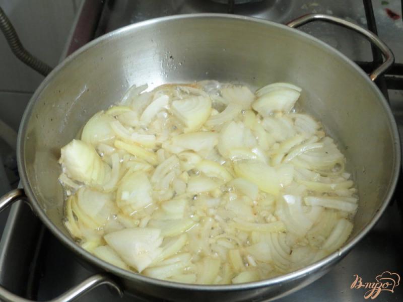 Фото приготовление рецепта: Мачанка из свинины с колбасой и сметаной шаг №3