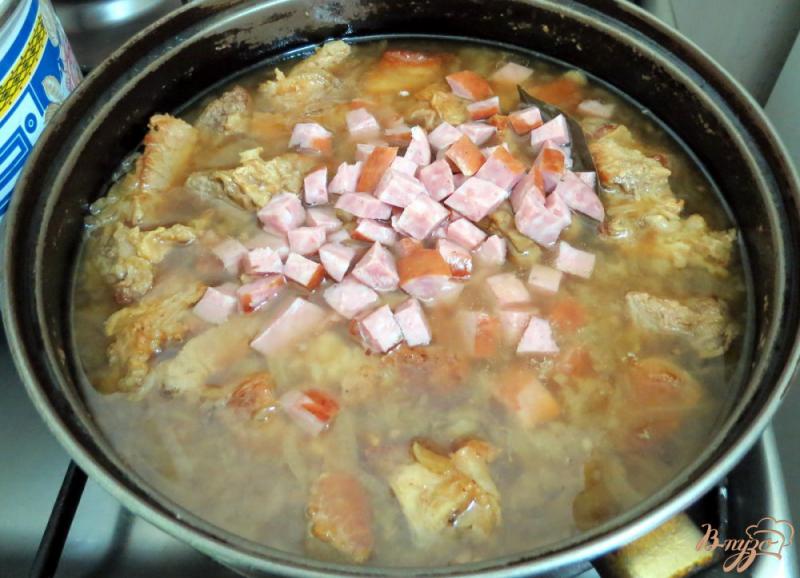 Фото приготовление рецепта: Мачанка из свинины с колбасой и сметаной шаг №4
