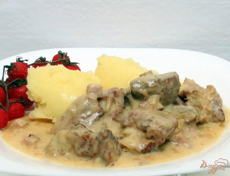 Фото приготовление рецепта: Мачанка из свинины с колбасой и сметаной шаг №9