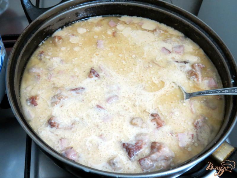 Фото приготовление рецепта: Мачанка из свинины с колбасой и сметаной шаг №8