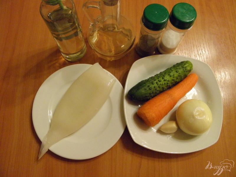 Фото приготовление рецепта: Салат с кальмаром и свежим огурцом шаг №1