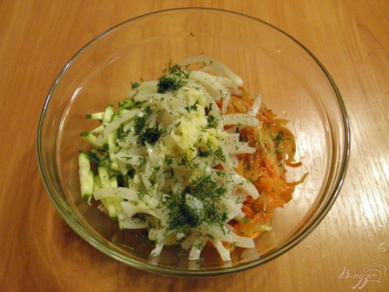 Фото приготовление рецепта: Салат с кальмаром и свежим огурцом шаг №7