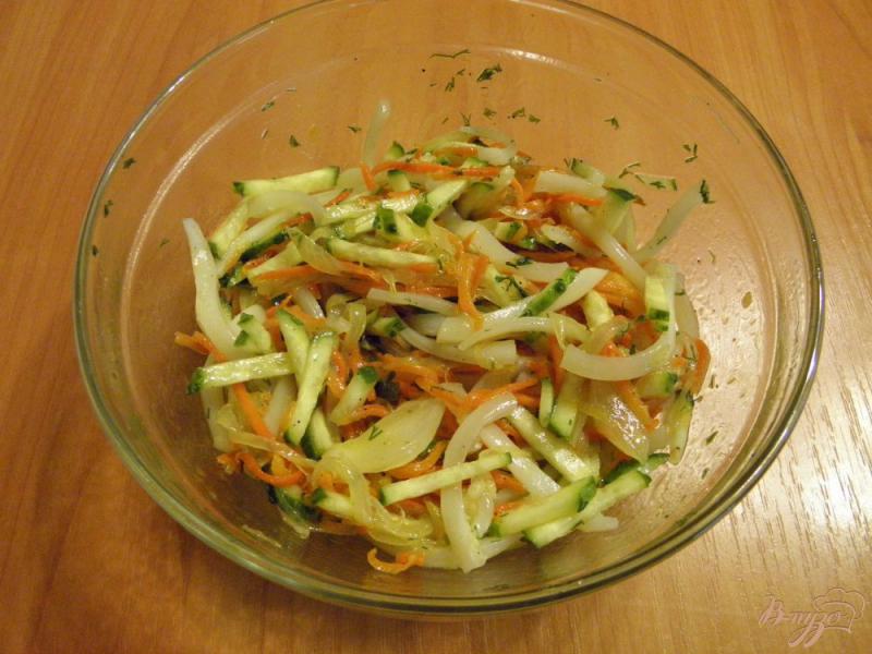 Фото приготовление рецепта: Салат с кальмаром и свежим огурцом шаг №8