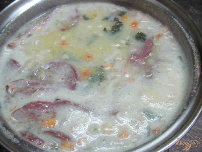Фото приготовление рецепта: Сливочный суп с капустой и колбасой шаг №5