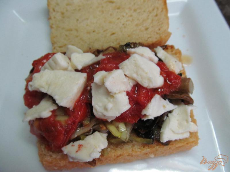 Фото приготовление рецепта: Бутерброд с жаренными грибами и яйцом шаг №7