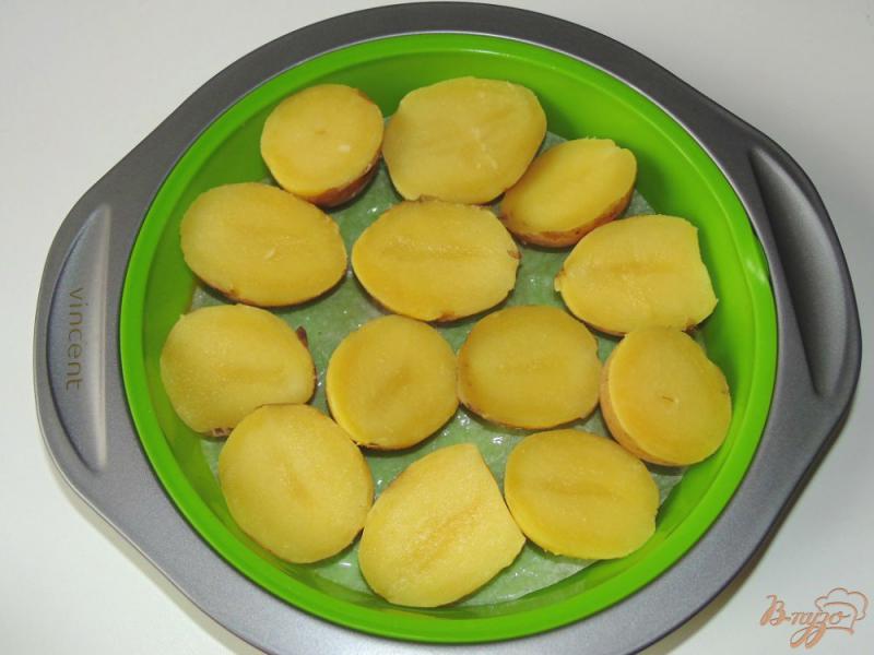 Фото приготовление рецепта: Картофель в мундире запеченный под сметаной и сыром шаг №4
