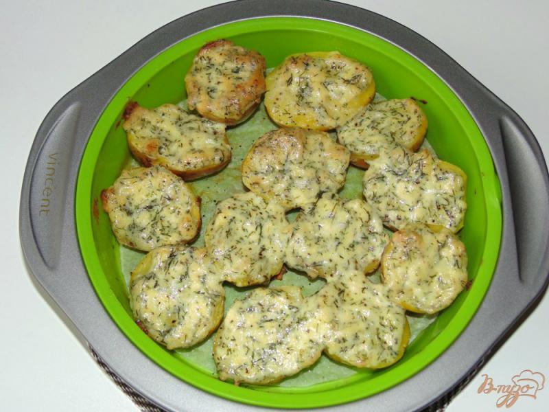 Фото приготовление рецепта: Картофель в мундире запеченный под сметаной и сыром шаг №6