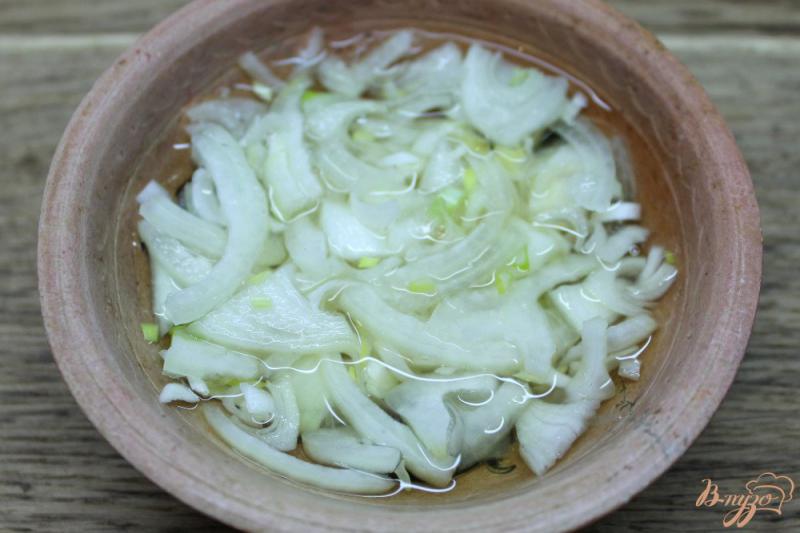 Фото приготовление рецепта: Свекольный салат с маринованным луком и яблоком шаг №2