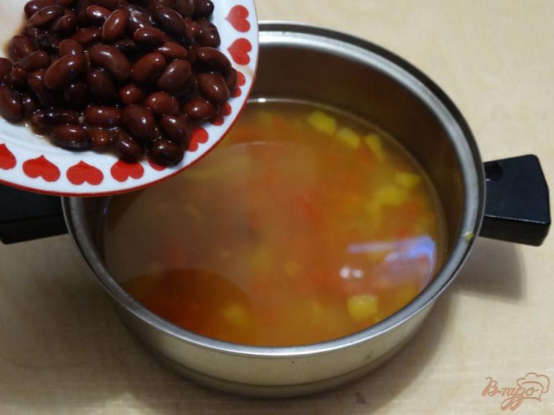 Фото приготовление рецепта: Быстрый суп с консервированной фасолью и шампиньонами шаг №3