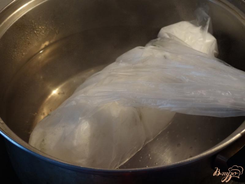 Фото приготовление рецепта: Белковый омлет с горошком и грибами в пакете шаг №6