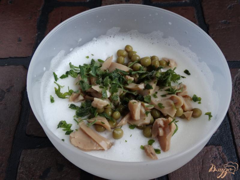 Фото приготовление рецепта: Белковый омлет с горошком и грибами в пакете шаг №4