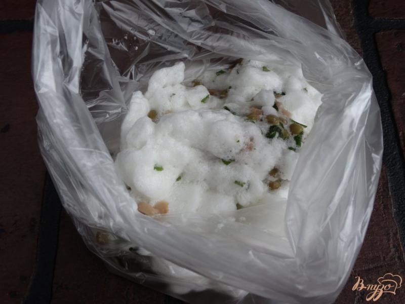 Фото приготовление рецепта: Белковый омлет с горошком и грибами в пакете шаг №5