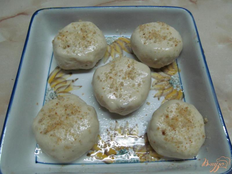Фото приготовление рецепта: Мини-булочки с беконом и сыром шаг №6