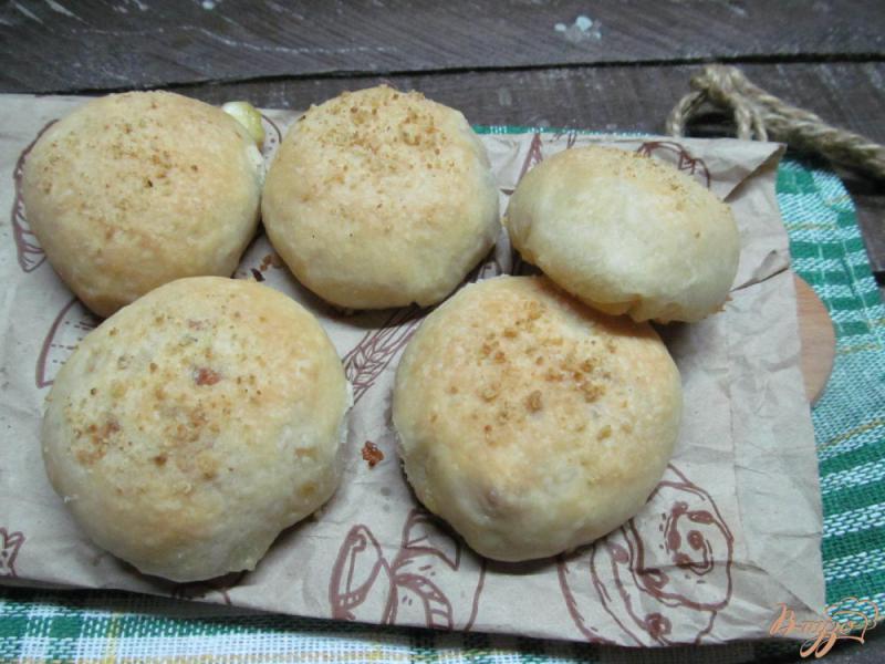 Фото приготовление рецепта: Мини-булочки с беконом и сыром шаг №7