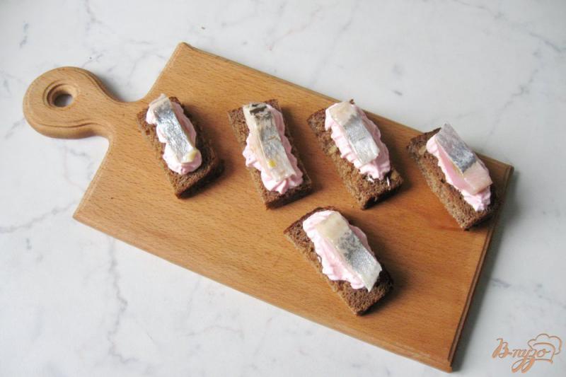 Фото приготовление рецепта: Закусочные бутерброды с сельдью шаг №4