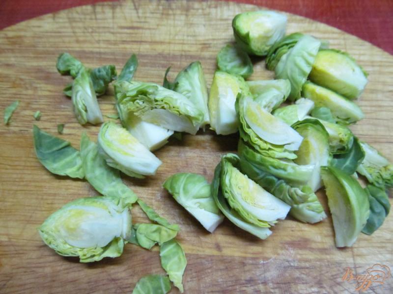Фото приготовление рецепта: Теплый салат из груши и брюссельской капусты шаг №4