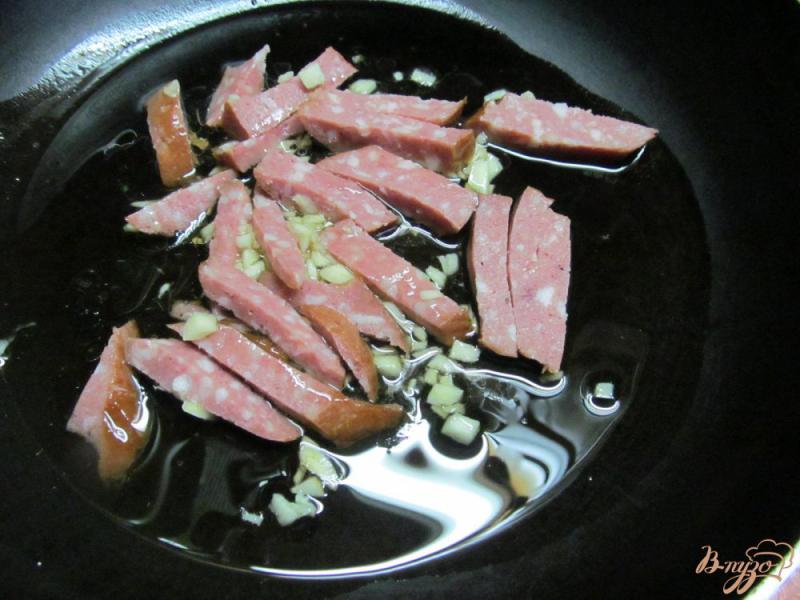 Фото приготовление рецепта: Теплый салат из груши и брюссельской капусты шаг №3
