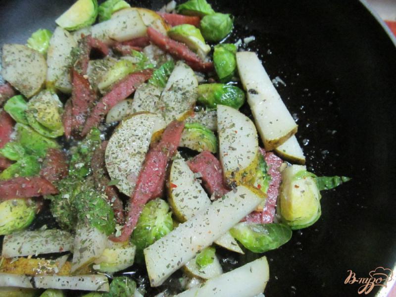 Фото приготовление рецепта: Теплый салат из груши и брюссельской капусты шаг №8