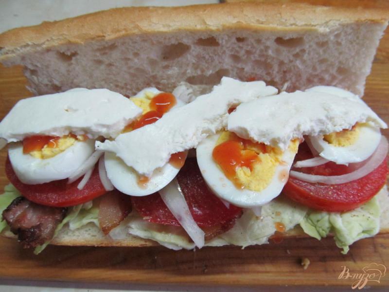 Фото приготовление рецепта: Бутерброд с беконом яйцом и помидором шаг №7