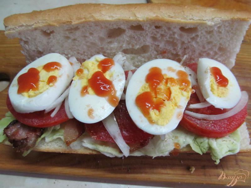 Фото приготовление рецепта: Бутерброд с беконом яйцом и помидором шаг №6