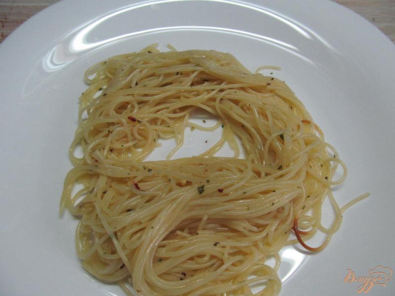 Фото приготовление рецепта: Спагетти с грибами и перепелиными яйцами шаг №6