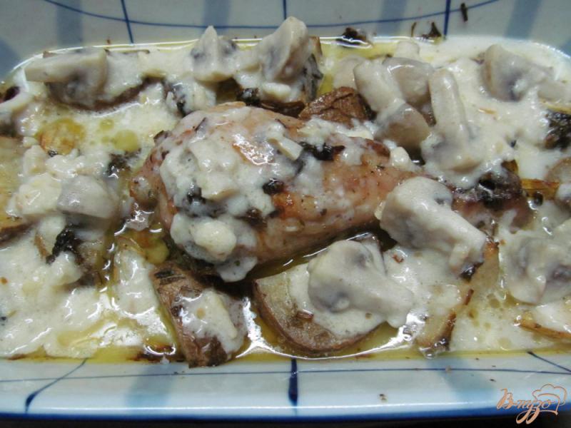 Фото приготовление рецепта: Курица с картофелем под грибным соусом шаг №8
