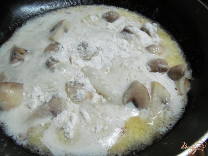Фото приготовление рецепта: Курица с картофелем под грибным соусом шаг №6
