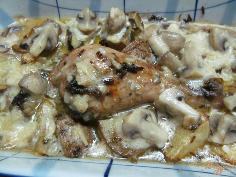 Фото приготовление рецепта: Курица с картофелем под грибным соусом шаг №9