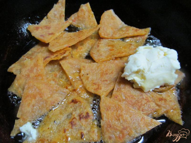 Фото приготовление рецепта: Жареные лепешки с колбасой и оливками шаг №4
