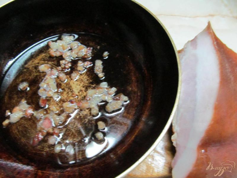Фото приготовление рецепта: Жареные лепешки с колбасой и оливками шаг №1