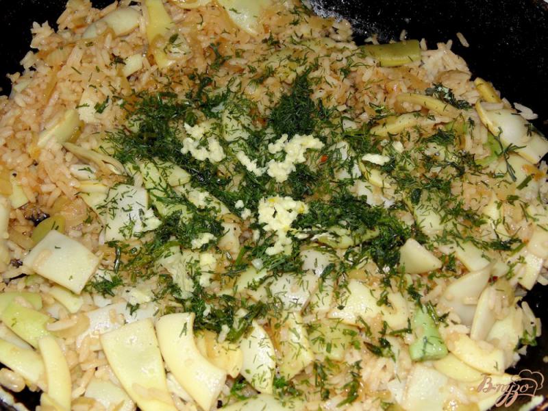 Фото приготовление рецепта: Гарнир из стручковой фасоли, риса и яиц шаг №5
