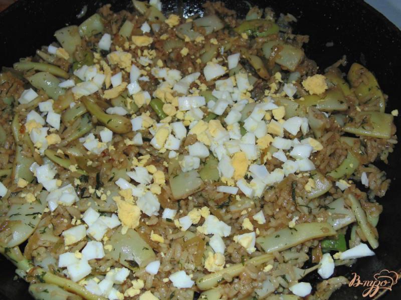 Фото приготовление рецепта: Гарнир из стручковой фасоли, риса и яиц шаг №6