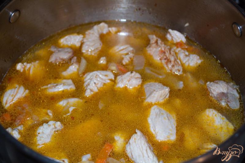Фото приготовление рецепта: Рагу из индюшиного филе с картофелем и овощами шаг №5